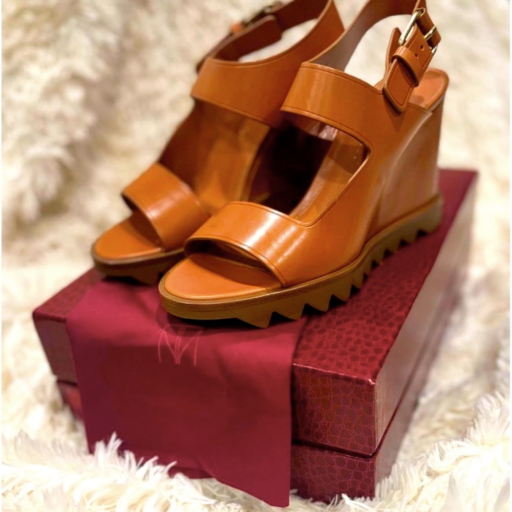 NIM Never worn Tamara Mellon wedges beige size 7US